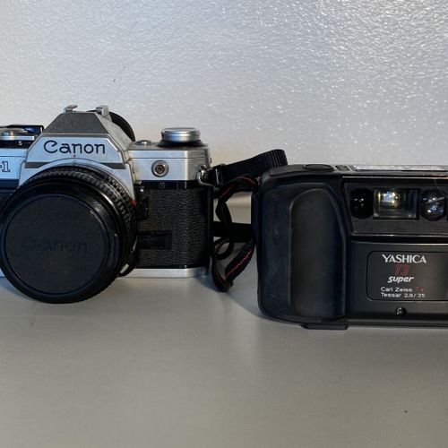 Un lot d'appareils photo Canon AE1 (1,8/50) Yashica T3super Obj Yashica (28x80) &hellip;
