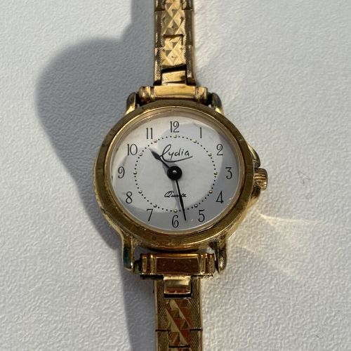 Un lot comprenant : deux montres de dames en métal doré : l'une signée FLAMOR éb&hellip;
