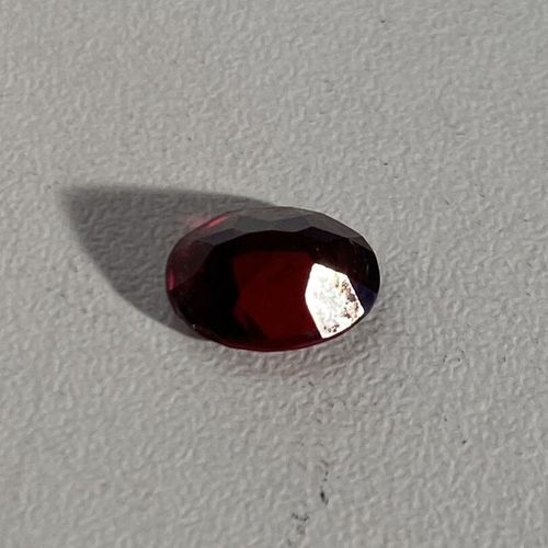 Un grenat almandin sur sur papier taille ovale de couleur rouge bordeaux PB : 3 &hellip;