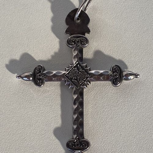 Une croix normande ancienne montée en pendentif à motifs de fleurs et rinceaux e&hellip;