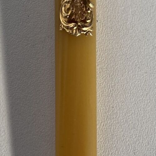 Un fume cigarette en or jaune 18k 750 ml et corne à décor d'une frise et d'un ca&hellip;