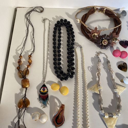 Un lot de bijoux fantaisie comprenant : colliers et broches Mise à prix : 10 eur&hellip;
