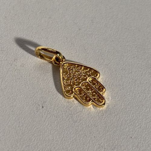 Un pendentif à décor d'une main de fatma en argent doré poinçon 925 PB : 1.09 g &hellip;