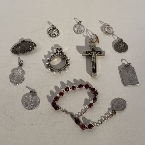 Un lot de croix, chapelet pour bébé et médailles religieuses en argent et métal &hellip;
