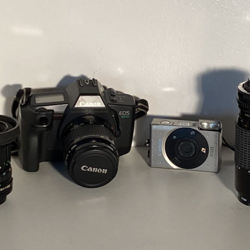 Un lot d'appareils photo Ixus L1 Eos 600 (35x105) Téléobj. FD (75x210) Téléobj. &hellip;
