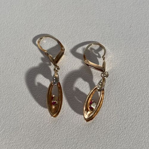 Une paire de boucles d'oreille pendants en or jaune 9k 375 ml poinçon 375 ornée &hellip;
