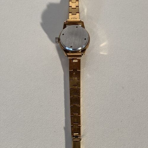 Un lot comprenant : deux montres de dames en métal doré : l'une signée FLAMOR éb&hellip;