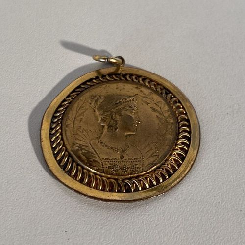 Un pendentif en métal, à décor de reine de profil Mise à prix : 10 euros Envoi p&hellip;