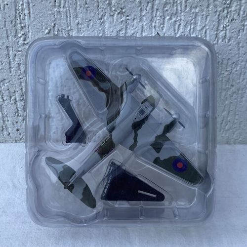 Lot de 10 avions miniature de collection L : 12 cm x 12 cm Etat neuf dans leurs &hellip;