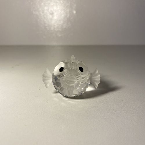 Un poisson en cristal facetté SWAROVSKI en excellent état H : 4 cm et L : 5.5 cm&hellip;