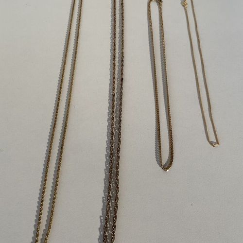 Un lot de bijoux fantaisie en métal doré comprenant : colliers, bracelets, broch&hellip;