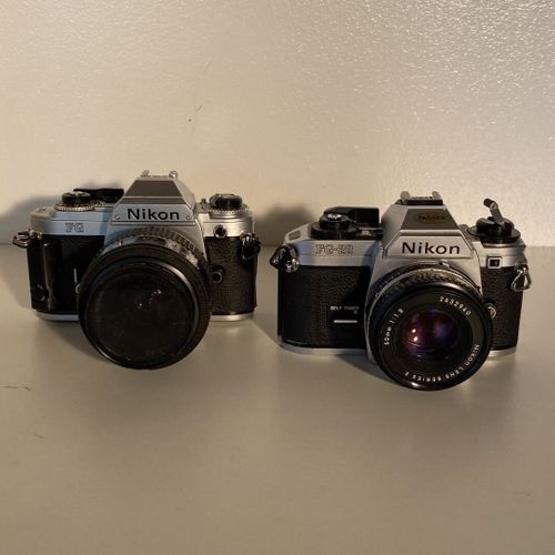 Un lot d'appareils photo NIKON EM (2,8/100) F2 (2,8/55) FG (35x70) FG20 (1,8/50)&hellip;