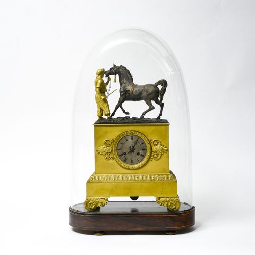 TRAVAIL DU XIXE 
Pendule au cavalier ottoman 
 
Pendule en bronze à patines doré&hellip;
