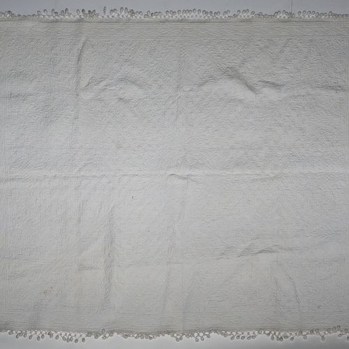 PROVENCE, CIRCA 1820 
Couverture piquée, matelassée 
 
Coton blanc, médaillon fl&hellip;