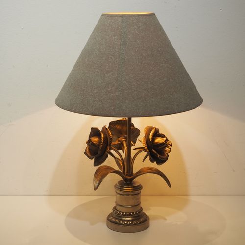 Maison Charles dans le gout : Lampe de table vers 1970, fût en métal blanc doré,&hellip;