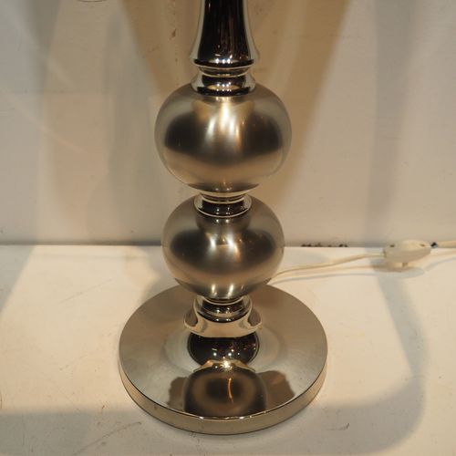 Atelier Boulanger Atelier Boulanger : Lampe de table vers 1970, fût en métal chr&hellip;