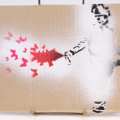 班克斯（后） "享受你的自由艺术 "的纪念品 
迪斯马兰 
气雾剂和纸板上的钢印，印有 "BANKSY "字样。 
IS DISMAL"，盖有Dismaland&hellip;