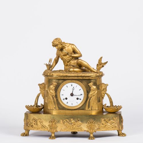 Orologio in bronzo cesellato e dorato decorato con Narciso che si specchia in un&hellip;