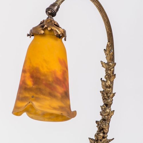 Lampe à poser en bronze ciselé et doré à décor d'une tête de bélier et corne d'a&hellip;
