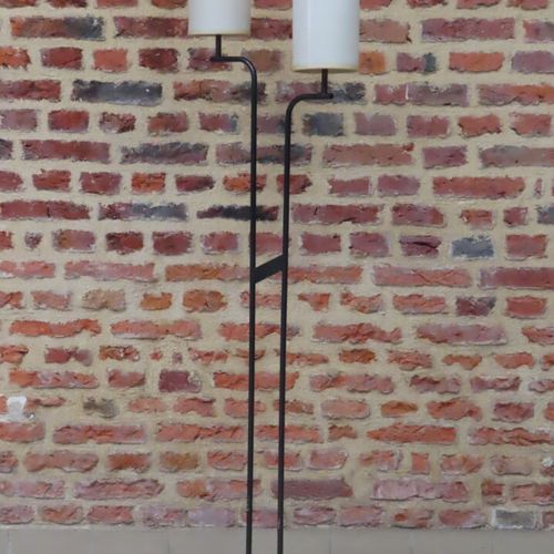 Null Lámpara de pie de metal lacado negro con dos luces, base circular de madera&hellip;