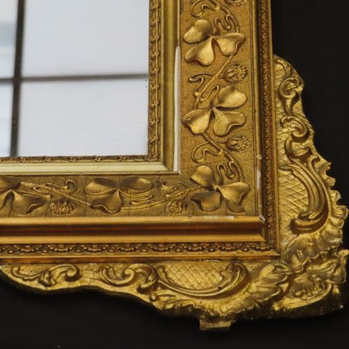 Null Grand miroir en bois doré surmonté d'une coquille déchiquetées et de rincea&hellip;