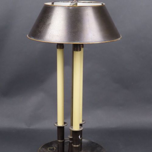 Null Grande lampe bouillotte en tôle et bronze à trois lumières. Montée à l'élec&hellip;