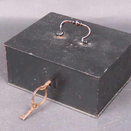 Null 带手柄和钥匙的长方形黑漆金属小盒子（9 x 20 x 16 厘米）