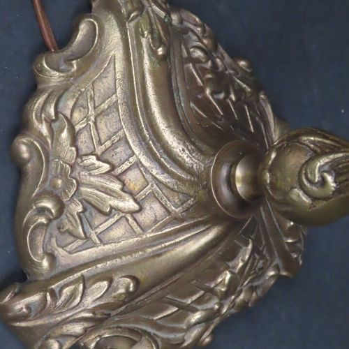 Null Candélabre en bronze à trois bras de lumières, de style Louis XV (H. : 46 c&hellip;
