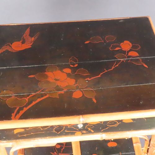 Null Table en bambou et bois laqué noir et rouge à décor d'oiseaux, à un tiroir &hellip;