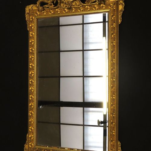 Null Grand miroir en bois doré surmonté d'une coquille déchiquetées et de rincea&hellip;