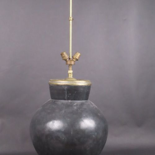 Null Kugelförmiger Lampenfuß aus schwarz patinierter Keramik, Messingfassung (H.&hellip;
