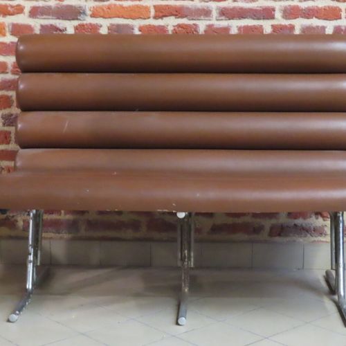 Null 米歇尔-博耶（Michel BOYER，1935-2011 年）风格。棕色人造革和镀铬金属长凳（90 x 120 x 53 厘米）（磨损）