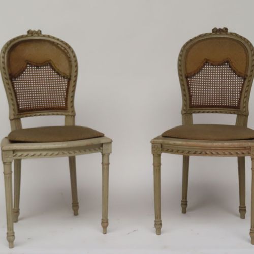 Null Paire de chaises de style Louis XVI en bois sculpté laqué gris, à décor de &hellip;