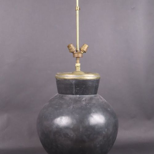Null Pied de lampe globulaire en céramique patinée noire, monture en laiton (H. &hellip;