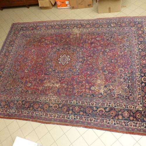 Null IRAN. Grande tappeto in lana con motivi floreali su fondo lampone, pennacch&hellip;