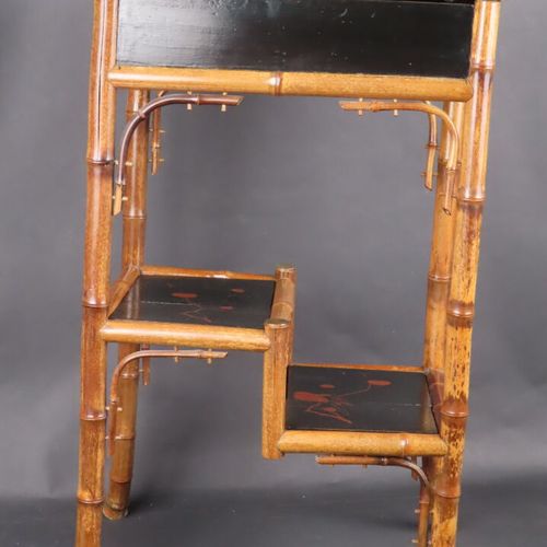 Null Table en bambou et bois laqué noir et rouge à décor d'oiseaux, à un tiroir &hellip;