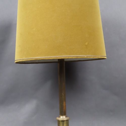 Null 镀金黄铜灯，阶梯式方形底座上的凹槽圆柱（不含灯罩高：42 厘米）