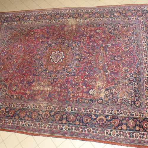 Null 伊朗。大型羊毛地毯，覆盆子色背景上有花卉图案，蓝色背景上有镶边，毯身有五条辫子，已签名（334 x 269 厘米）（意外事故）