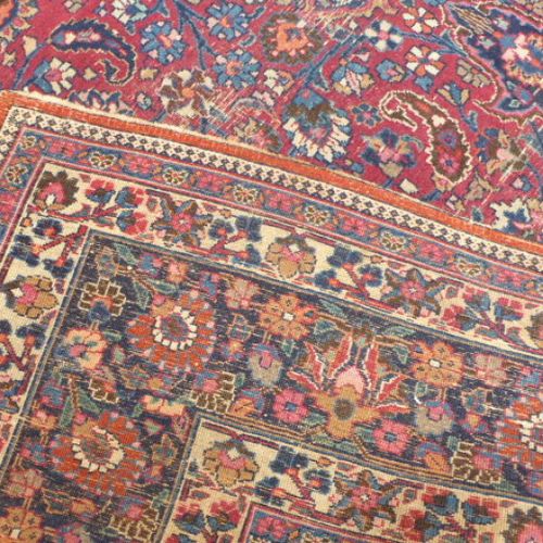 Null IRÁN. Gran alfombra de lana con motivos florales sobre fondo frambuesa, enj&hellip;