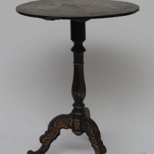 Null Tavolino con piedistallo in legno annerito e piano circolare decorato con u&hellip;