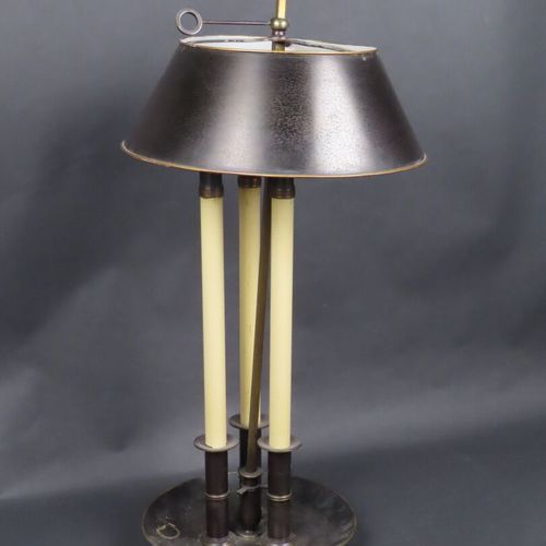 Null Grande lampe bouillotte en tôle et bronze à trois lumières. Montée à l'élec&hellip;