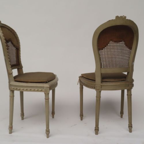 Null Paire de chaises de style Louis XVI en bois sculpté laqué gris, à décor de &hellip;
