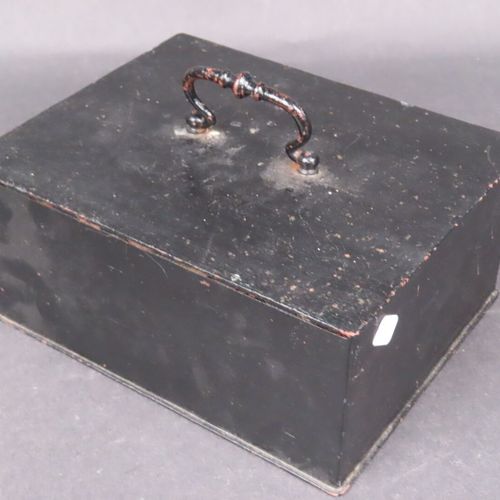 Null 带手柄和钥匙的长方形黑漆金属小盒子（9 x 20 x 16 厘米）