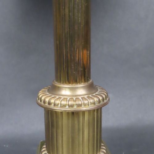 Null 镀金黄铜灯，阶梯式方形底座上的凹槽圆柱（不含灯罩高：42 厘米）