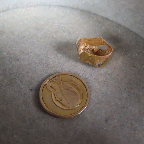 Null Goldbruchstücke, darunter ein Zahn (Gewicht: 1,4 g)