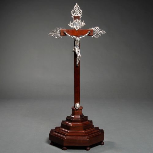 Null Altarkreuz aus Mahagoniholz mit der Figur des gekreuzigten Christus in Silb&hellip;