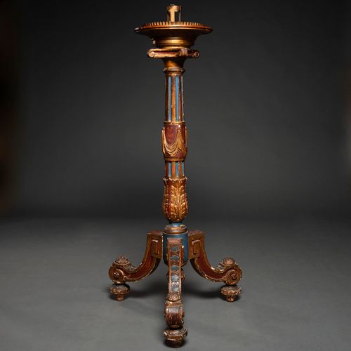Null Foot of lamp in carved and polychrome wood. Siglo XIX

rests on three legs.&hellip;