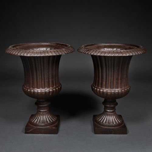 Null 一对由铸铁制成的美第奇高脚杯。二十世纪。

，它们呈现出加仑多的身体和方形的底座。

60 x 49 cms。