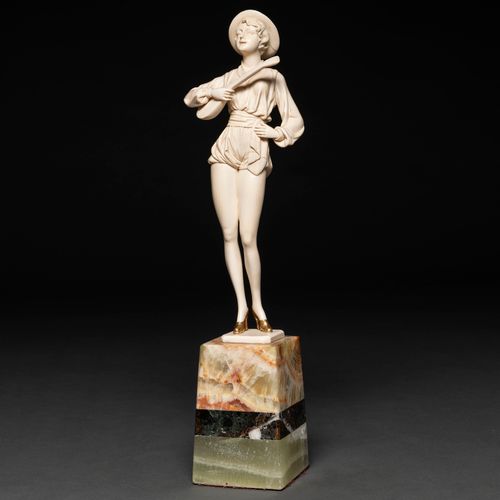 "Femme avec mandoline" Figure sculpturale en ivoire sculpté. XXème siècle Suppor&hellip;