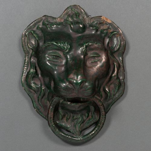 Null Maschera a forma di testa di leone in terracotta smaltata verde. Fine del X&hellip;